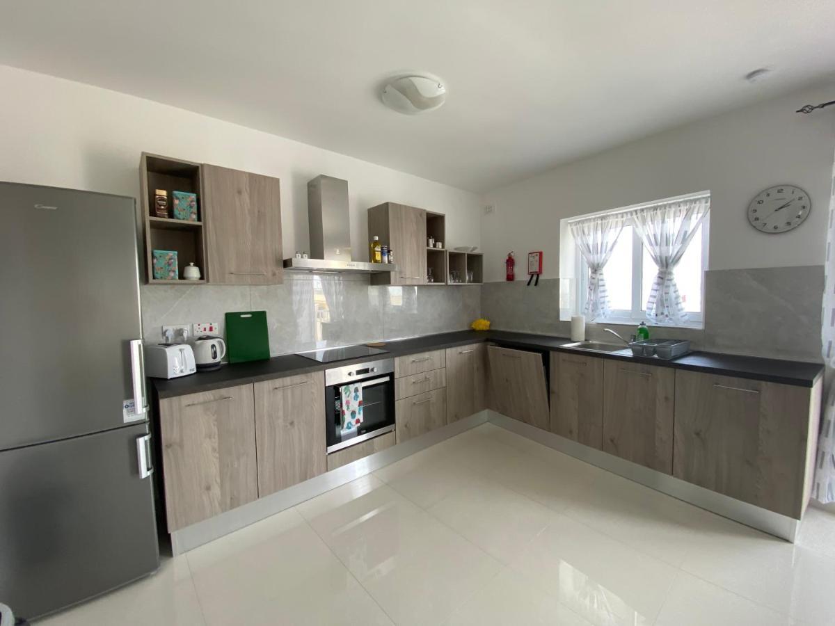 Sunshine - Modern Three Bedroom - No 1 Apartment