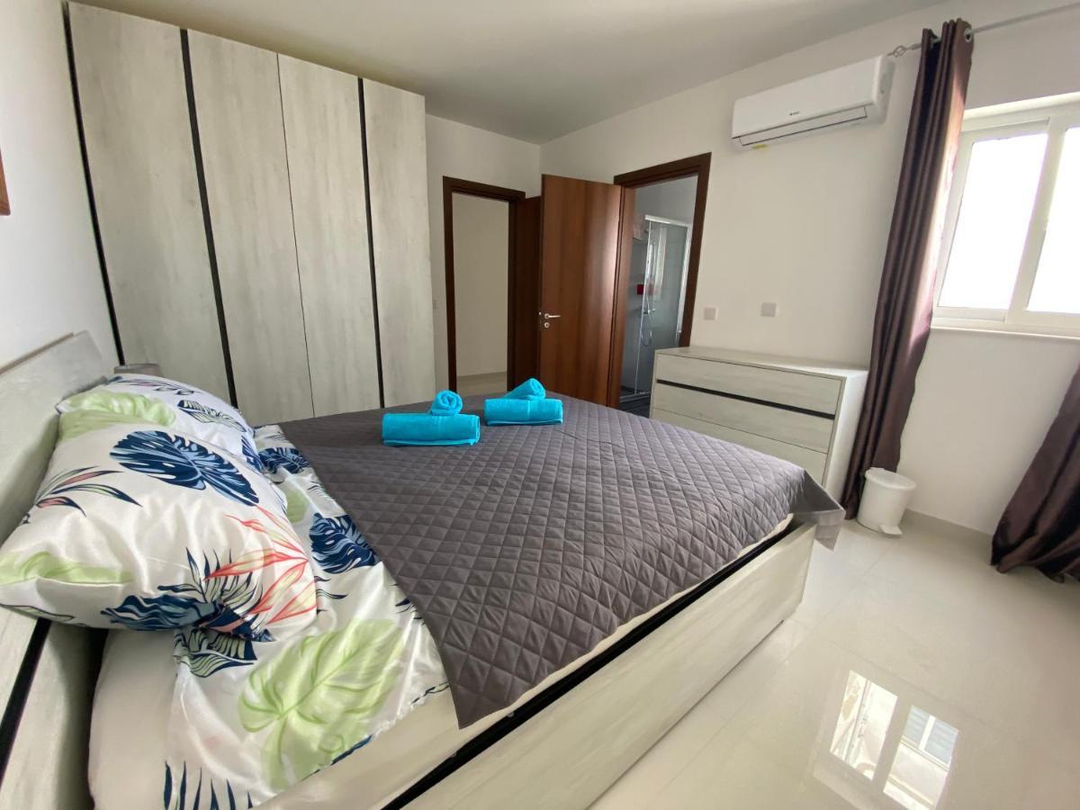 Sunshine - Modern Three Bedroom - No 1 Apartment